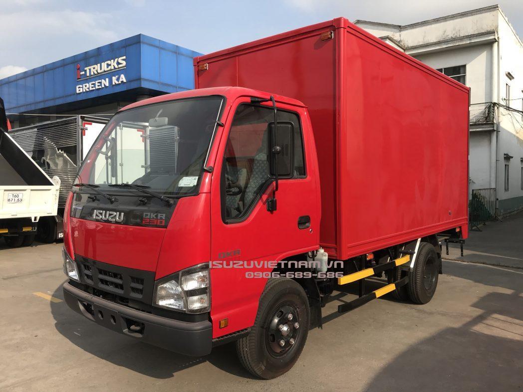 XE TẢI THÙNG KÍN 2.45 TẤN ISUZU QKR77FE4