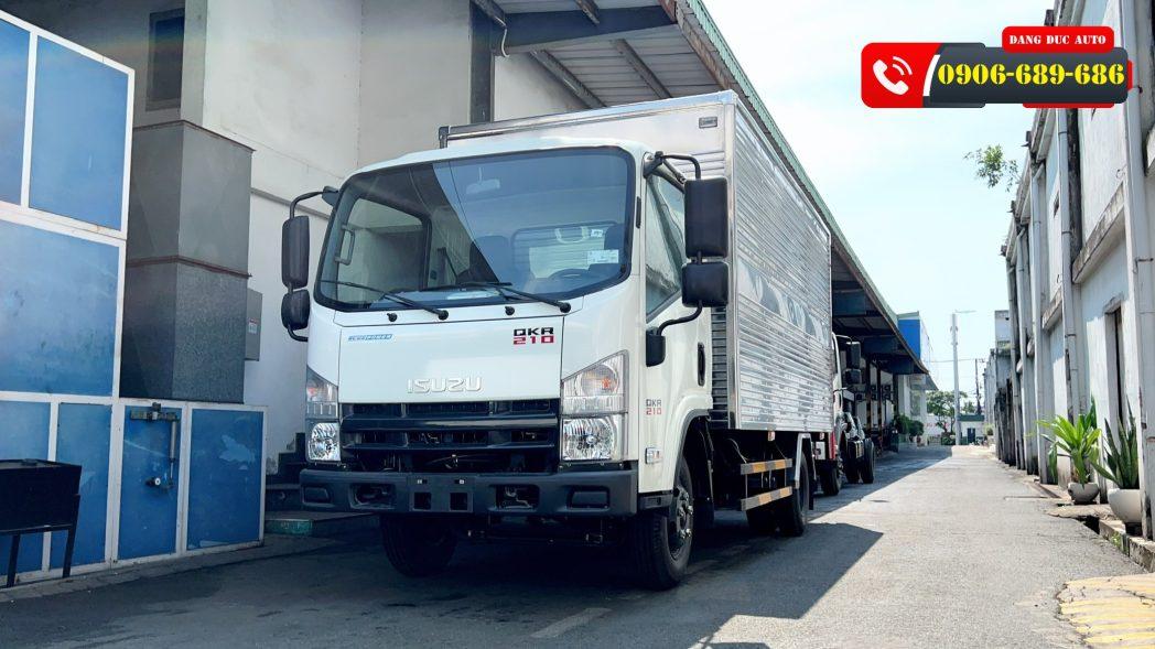 XE TẢI THÙNG KÍN 1.99 TẤN ISUZU QMR77HE4A (QKR210) – BỬNG NÂNG